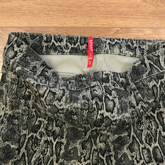 Spanx Snakeprint Pull-On Jean Pants Size Medium - Picture 6 of 8